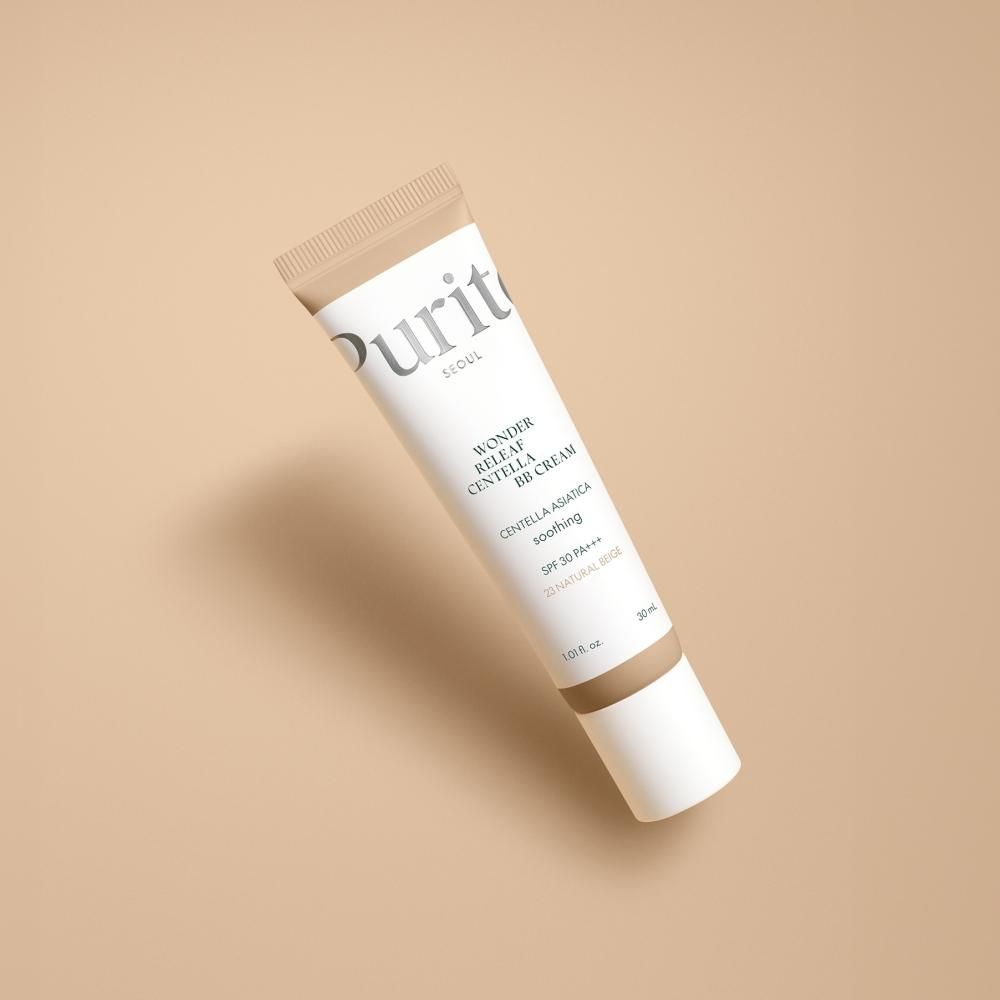 Schräg liegende Tube Wonder Releaf Centella BB Cream, Farbton #23 Natural Beige. Marke Purito. Beige Hintergrund.