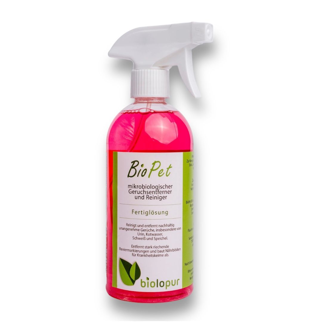 Rosa Sprühflasche mit weißem Sprühkopf. Beschriftung: BioPet, mikrobiologischer Geruchsentferner. Biolopur-Logo.