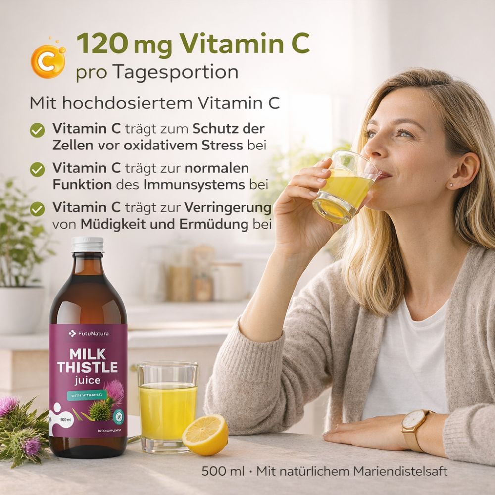 Frau trinkt Mariendistelsaft mit Vitamin C. Flasche und Glas daneben.