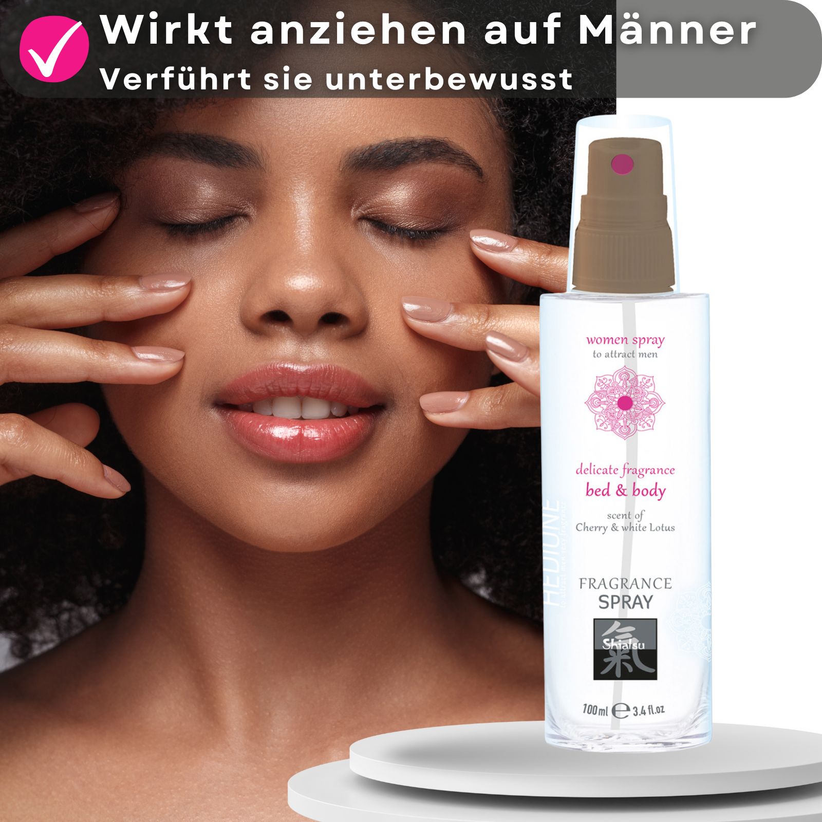 Frau mit Flakon. Aufschrift: Fragrance Spray, Cherry & White Lotus, HEDIONE, Shiatsu. 100ml.