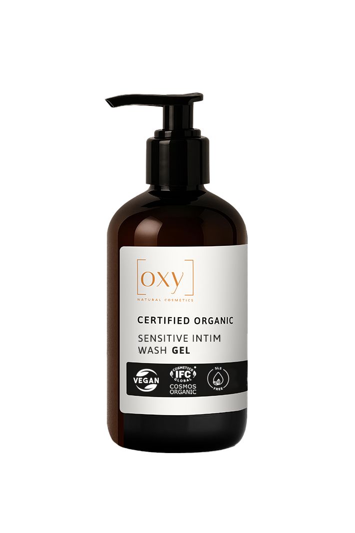 Braune Flasche mit schwarzem Pumpkopf. Auf weißem Etikett: "oxy", "CERTIFIED ORGANIC", "SENSITIVE INTIM WASH GEL". Vegan- und Cosmos Organic-Siegel.