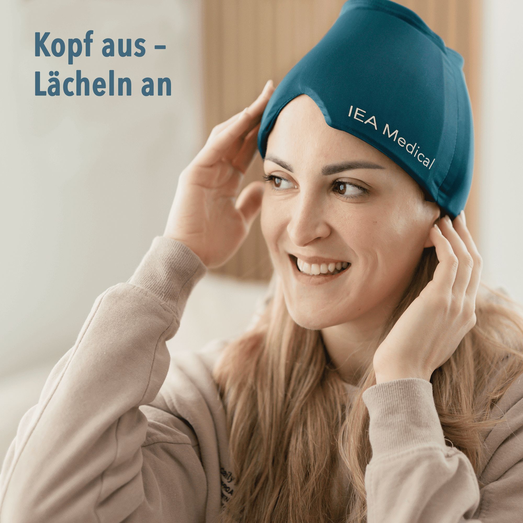 Lächelnde Frau mit blauer IEA Medical Migräne-Kopfmaske, die sie an den Schläfen hält.