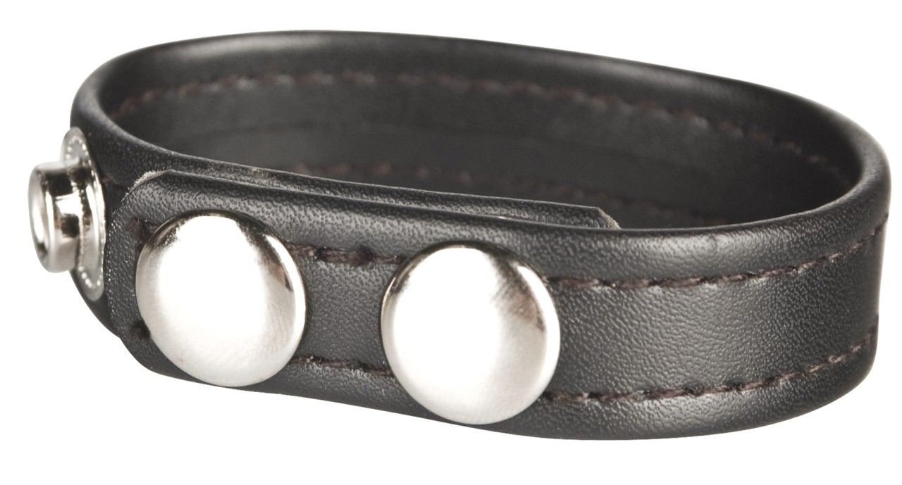 Schwarzer Penisring aus Leder mit zwei silbernen Druckknöpfen und einem Metallteil.