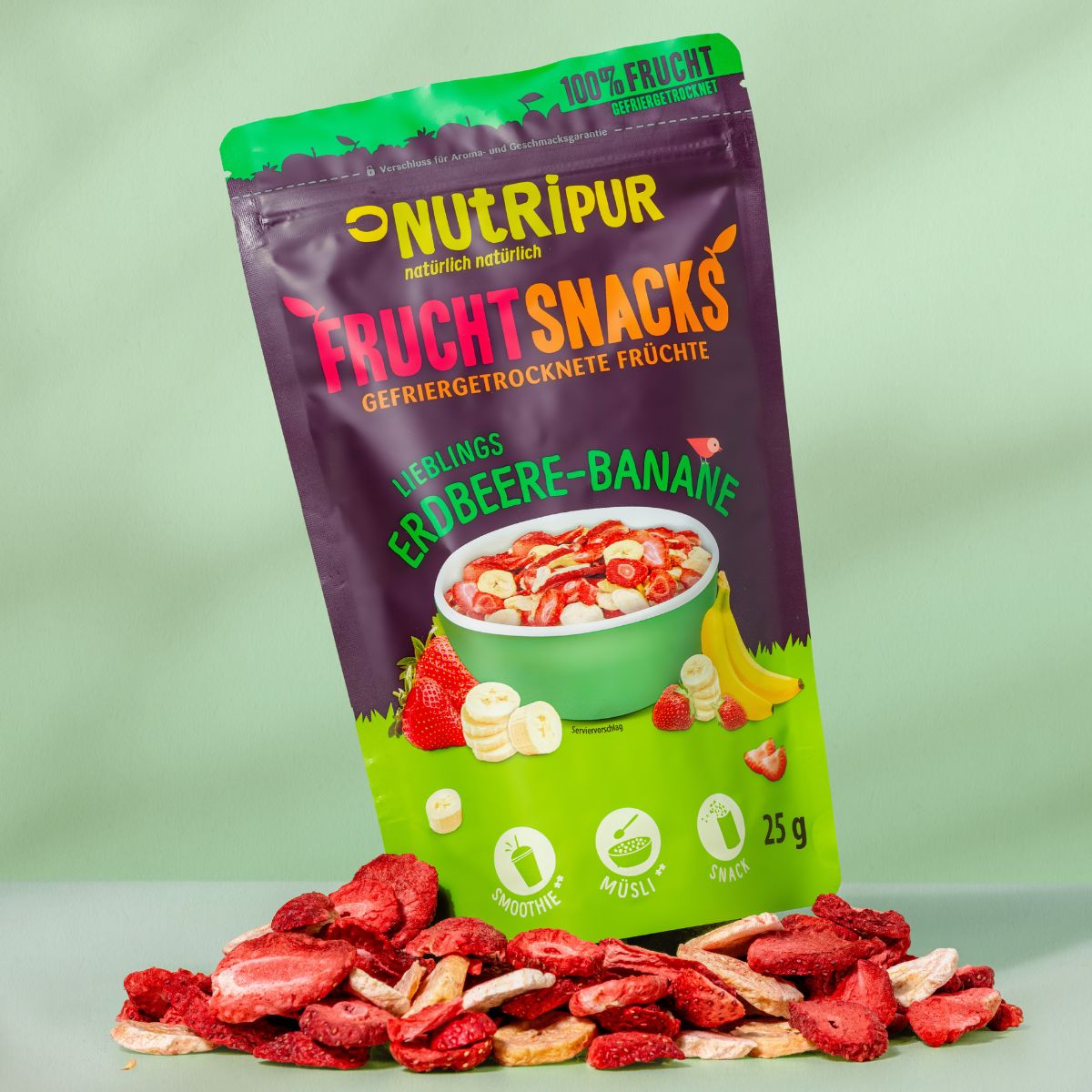 Produktverpackung mit gefriergetrockneten Früchten. Aufschrift: NutriPur, Fruchtsnacks Erdbeere-Banane. 25g. Früchte liegen verstreut.