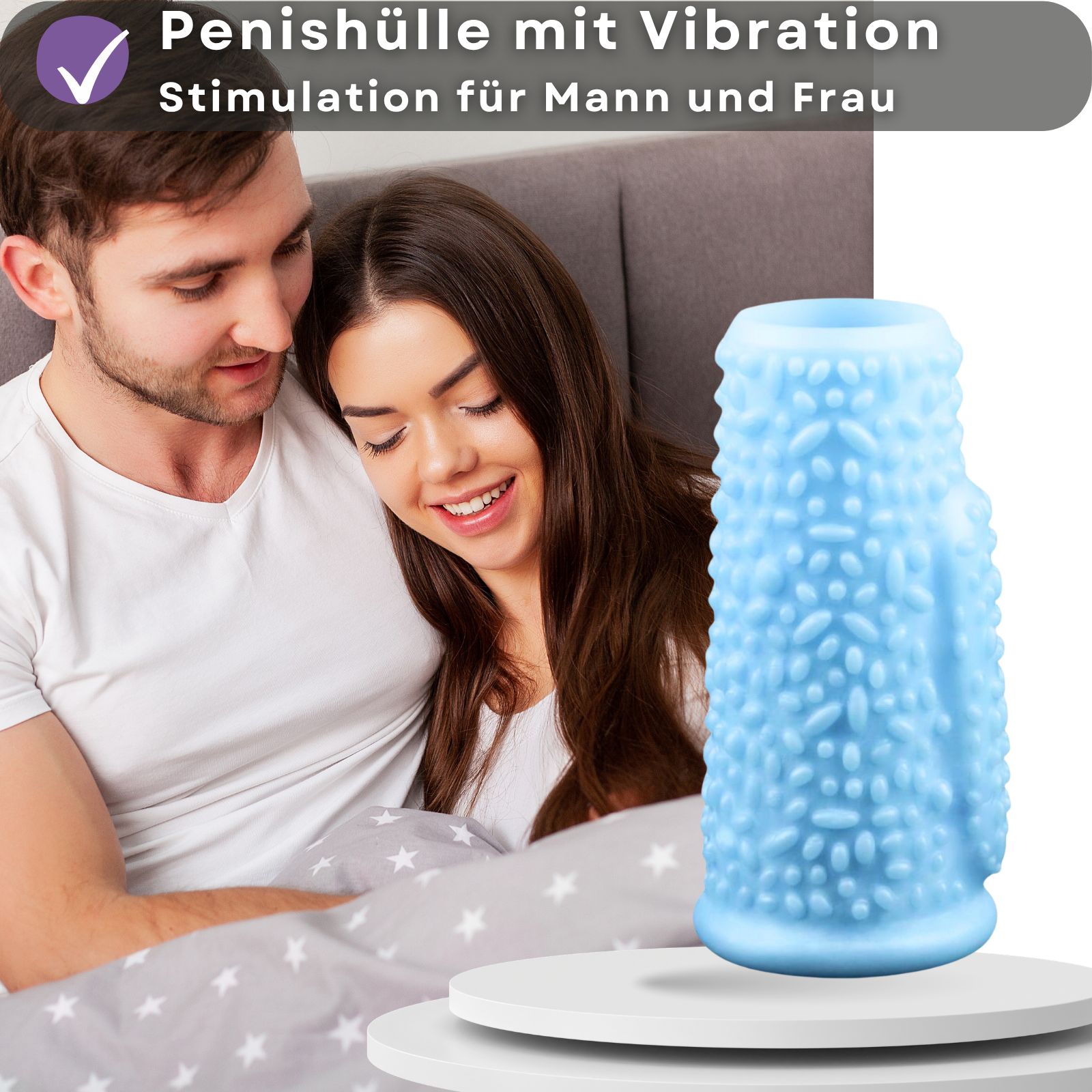 Blaue Penishülle mit Noppen. Paar im Hintergrund. Produkt auf Podest.