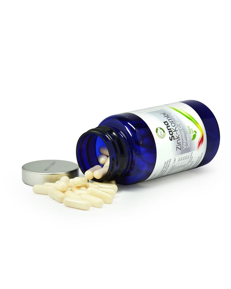 Blaue Flasche mit SanaZink Kombi Kapseln. Einige Kapseln liegen daneben. Aufschrift: Zink, Eisen, Kupfer, Selen und Vitamin C.