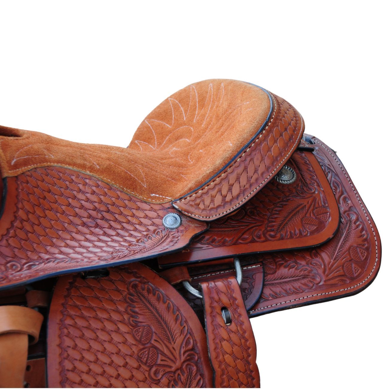 Nahaufnahme eines braunen Westernsattels. Detailansicht des Sitzes mit floralen Prägungen und Ziernähten. Lederstruktur sichtbar.