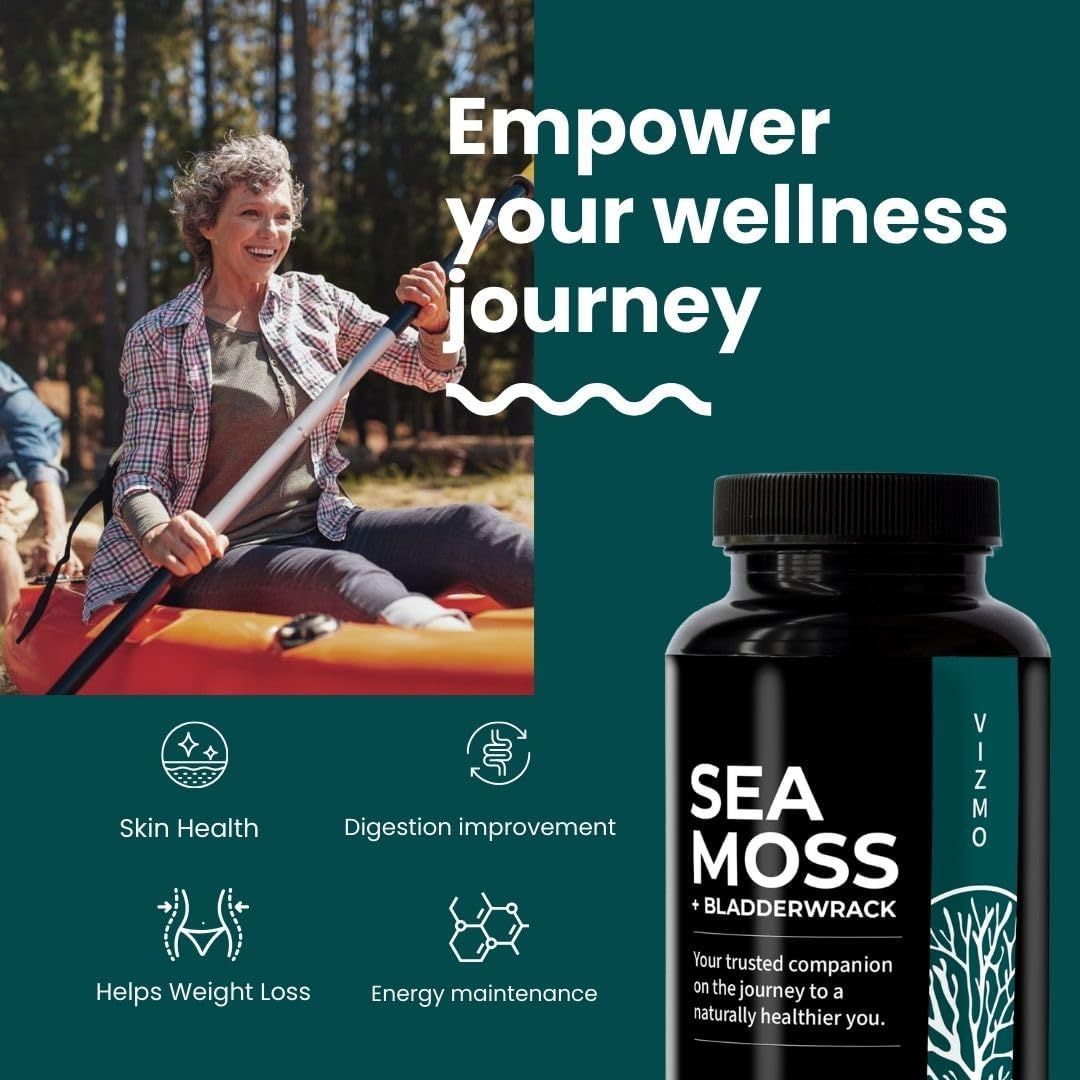 Frau im Kajak, Flasche mit Sea Moss. Beschriftung: Sea Moss + Bladderwrack. Icons: Hautgesundheit, Gewichtsverlust, Verdauung.