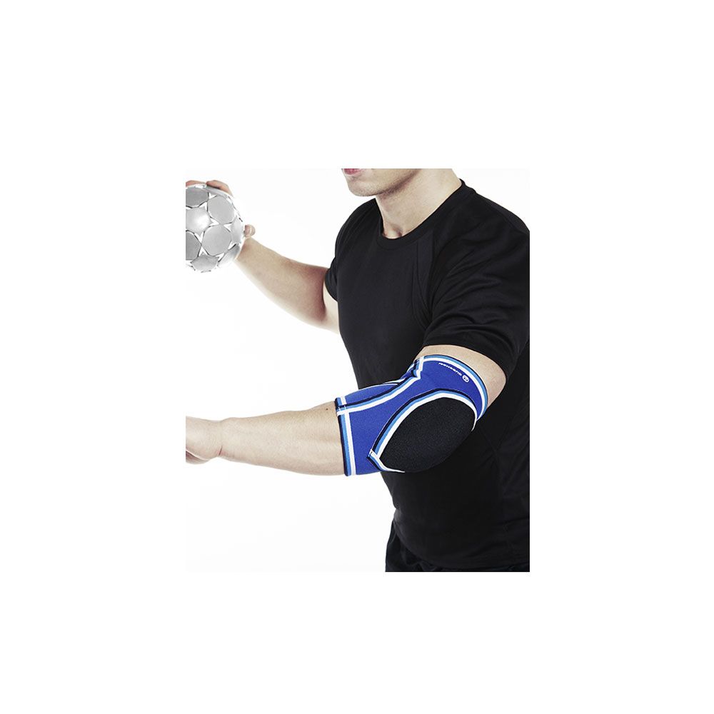 Mann mit blauem Ellenbogenschutz beim Handballspielen. Schwarzes T-Shirt, Handball in der Hand.