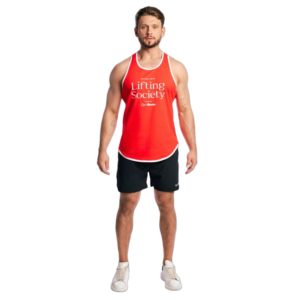 Mann in rotem Tanktop und schwarzen Shorts, von vorne.