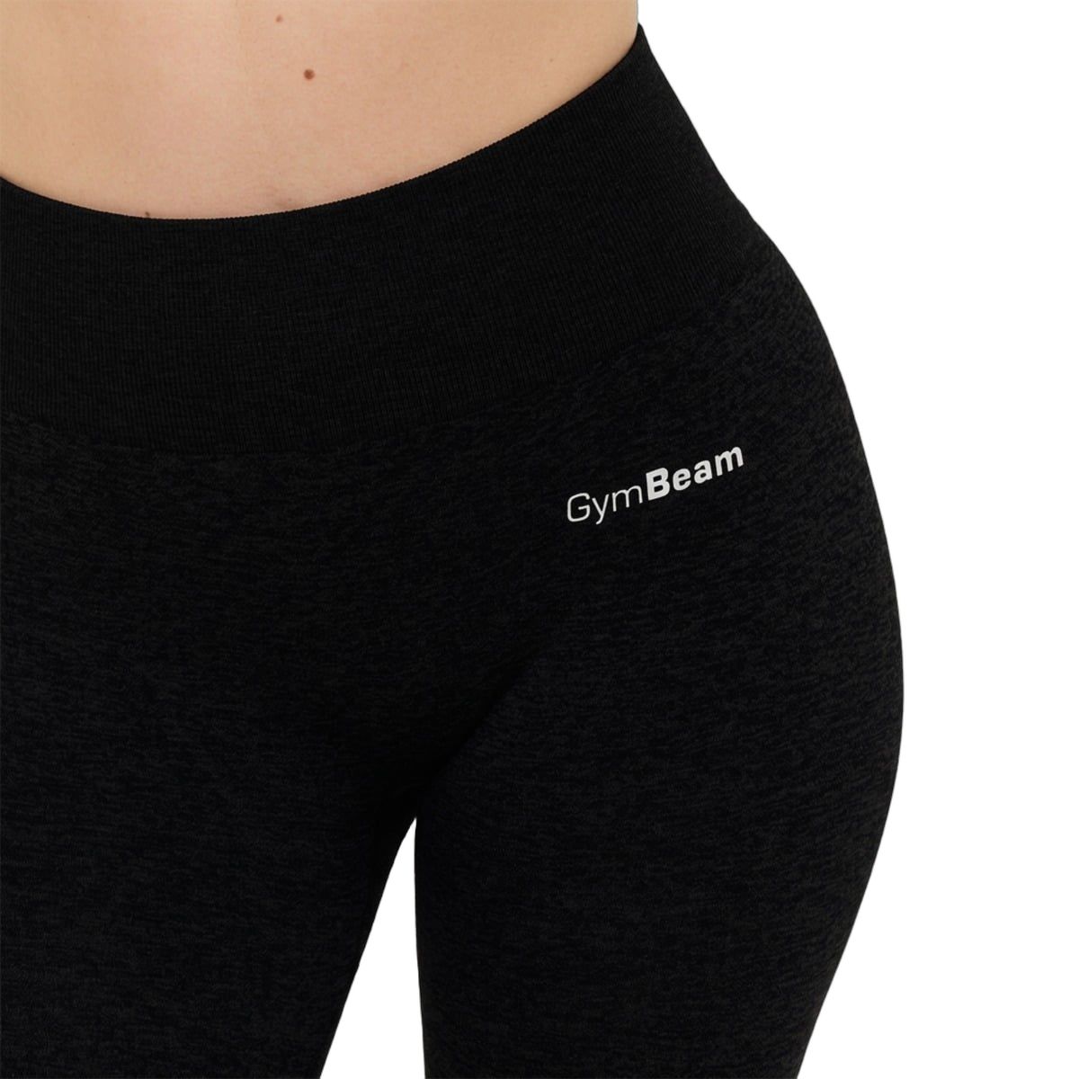 Detailansicht des GymBeam Logos auf Damen-Leggings in Graphit.