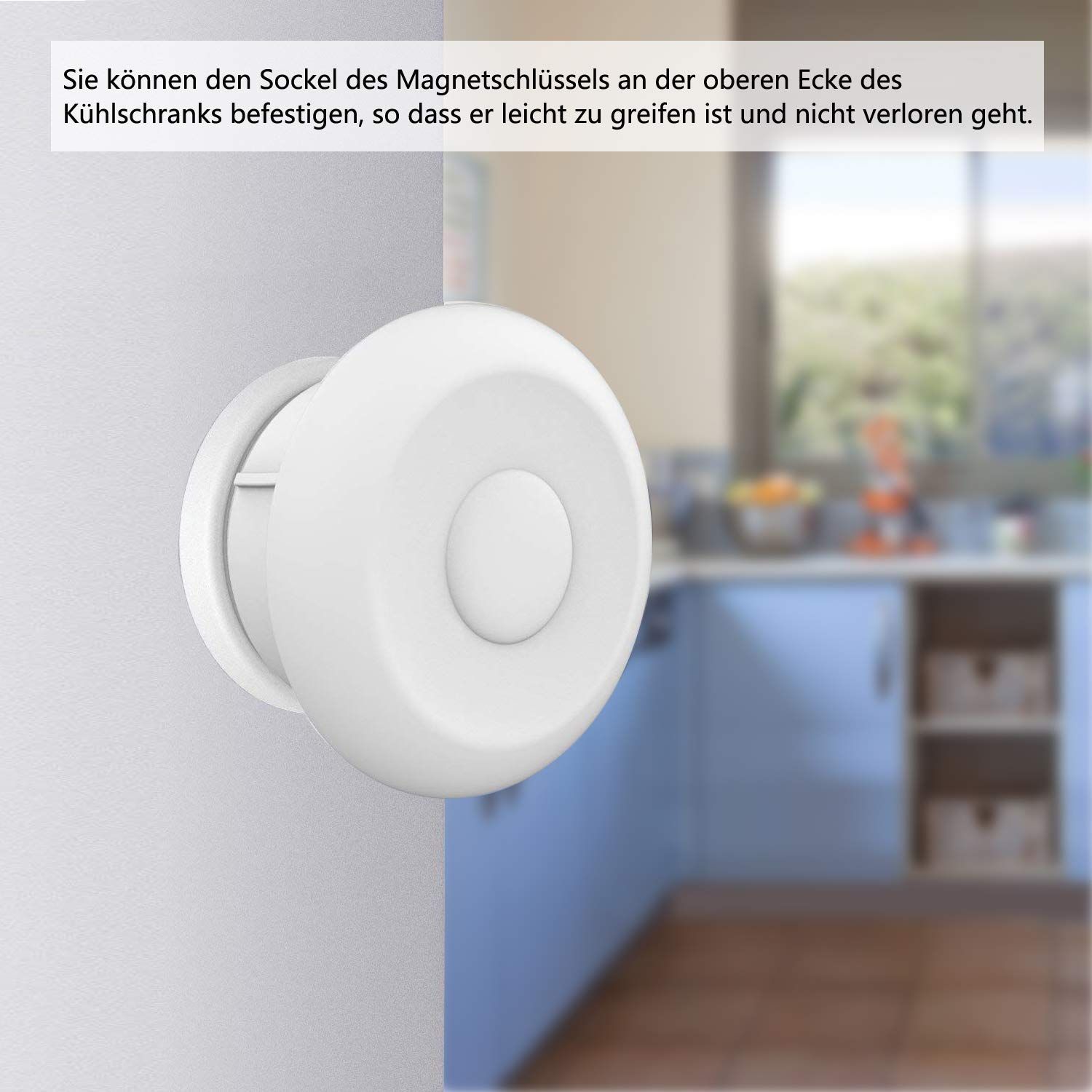 Weißes magnetisches Schrankschloss an der Wand befestigt. Der Sockel des Schlüssels ist sichtbar.