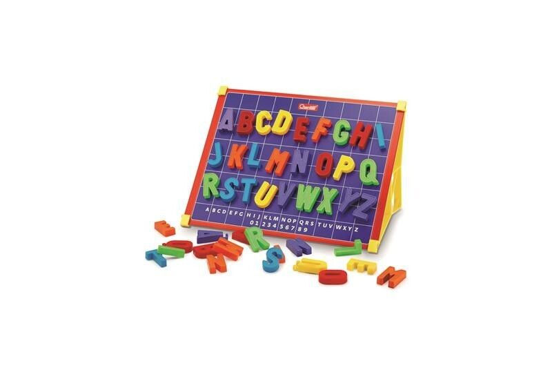 Lehrtafel mit Buchstaben und Zahlen. Buchstaben in verschiedenen Farben. Gelber Rahmen. Buchstaben liegen lose vor der Tafel.