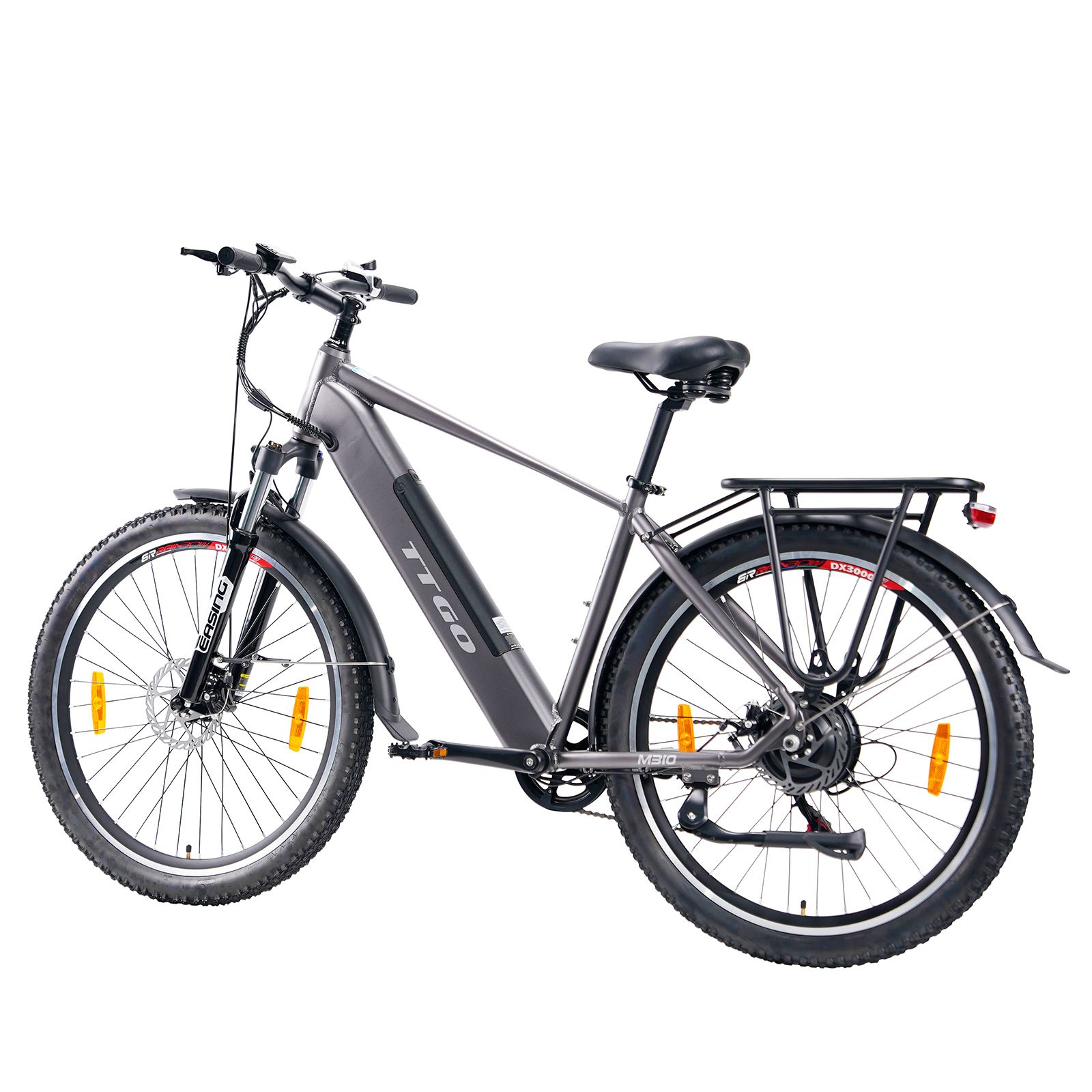 Graues E-Bike mit Gepäckträger und Schutzblechen. Auf dem Rahmen steht TTGO. Schwarze Reifen mit orangefarbenen Reflektoren.