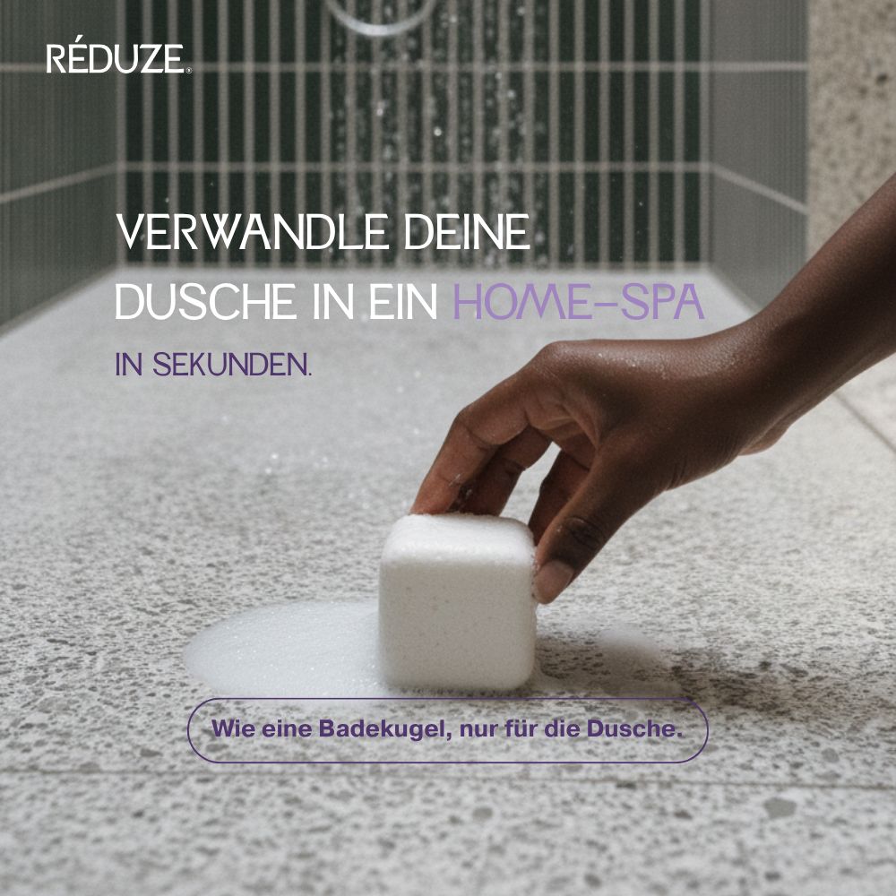 Hand hält einen weißen Duschwürfel. Schaum um den Würfel. Text: Verwandle deine Dusche in ein Home-Spa.