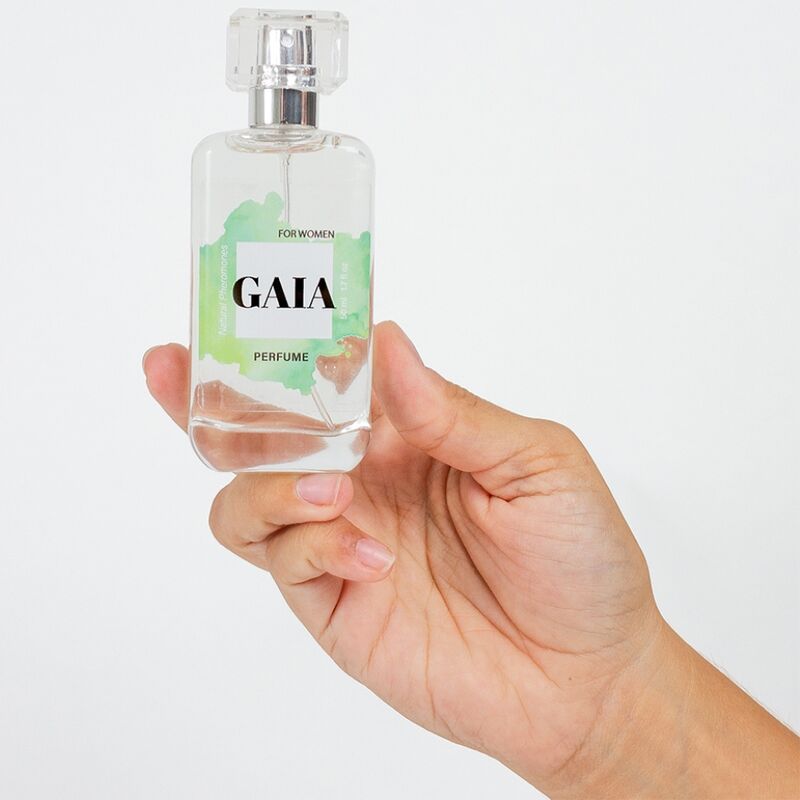 Klarer Flakon mit Sprühkopf, gehalten von einer Hand. Aufschrift GAIA, PERFUME, FOR WOMEN. Grün-weißer Hintergrund.