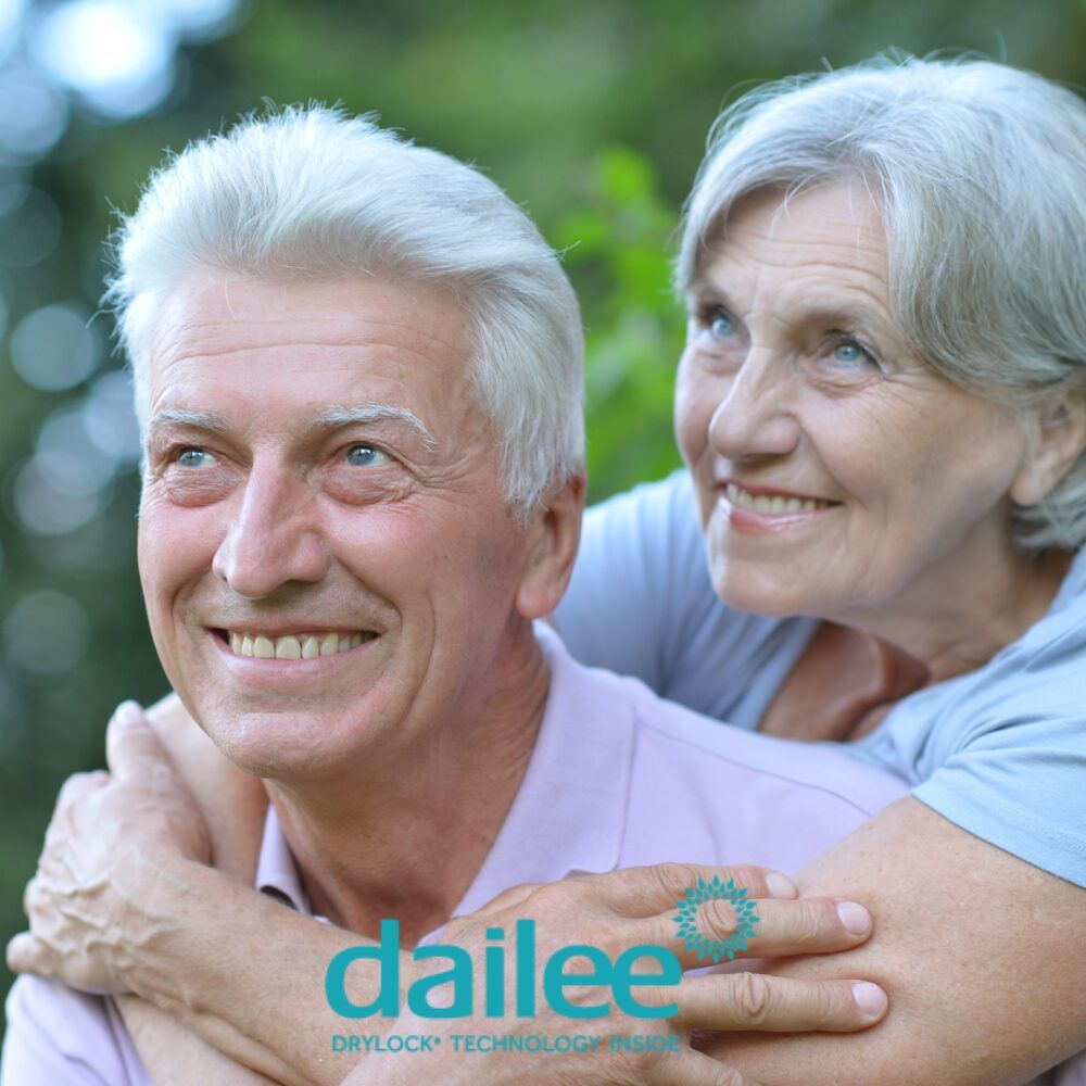 Älteres Paar lächelt, Dailee Logo im Vordergrund.