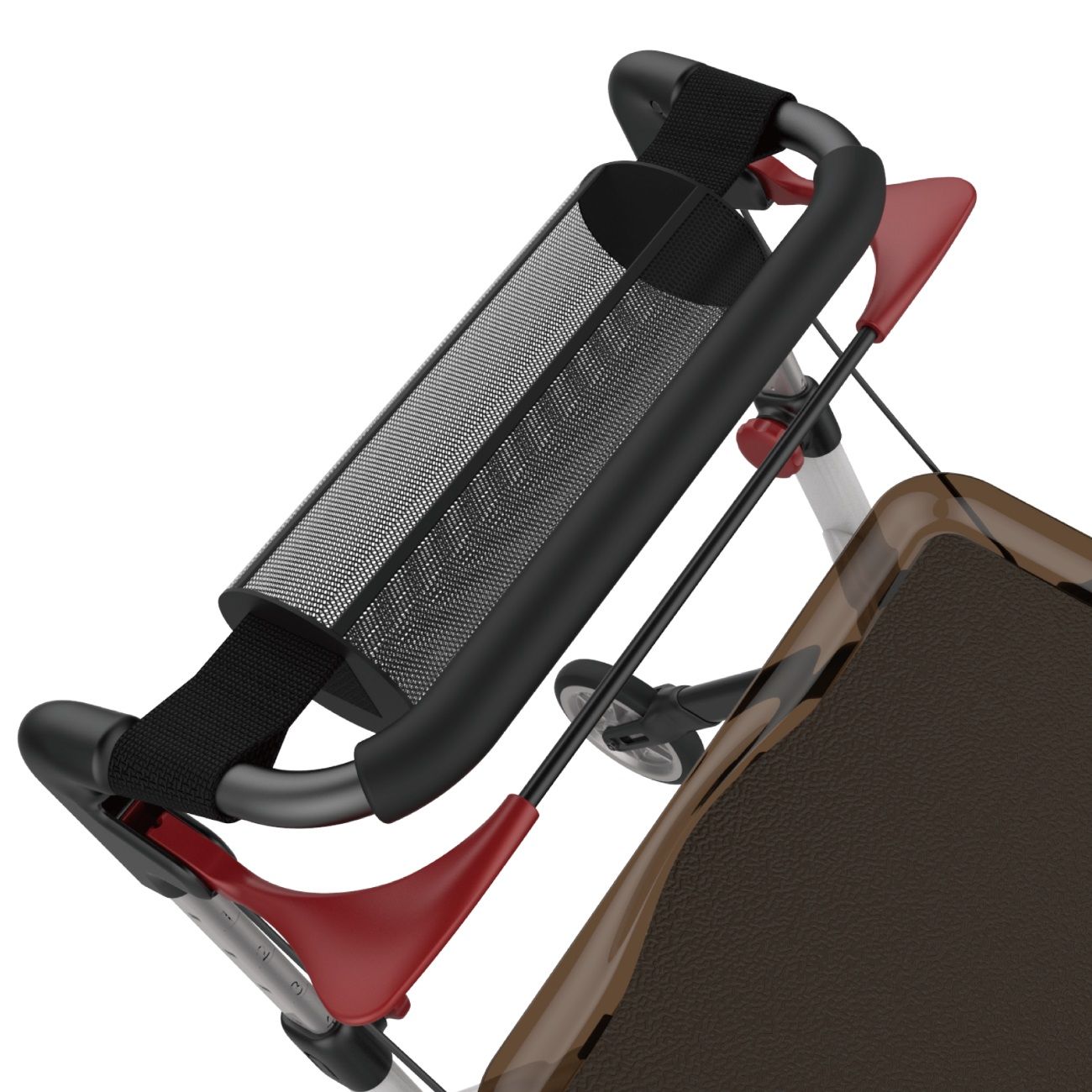 Nahaufnahme des Rollator-Griffs und Tabletts. Schwarze Griffe mit roten Akzenten. Tablett aus braunem Material. Einkaufskorb.