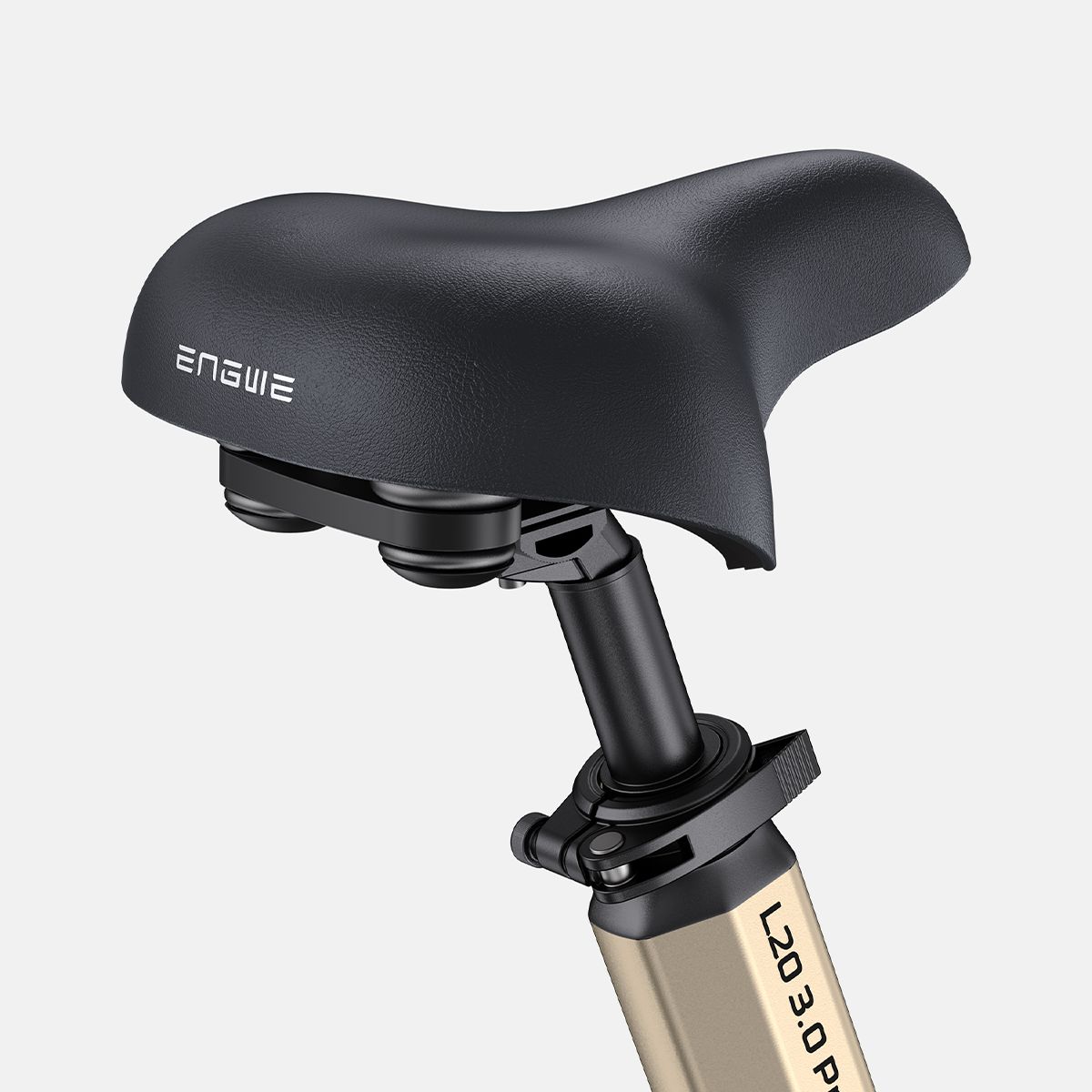 Schwarzer Fahrradsattel mit ENGWE-Logo. Auf einem beigen Rahmen.