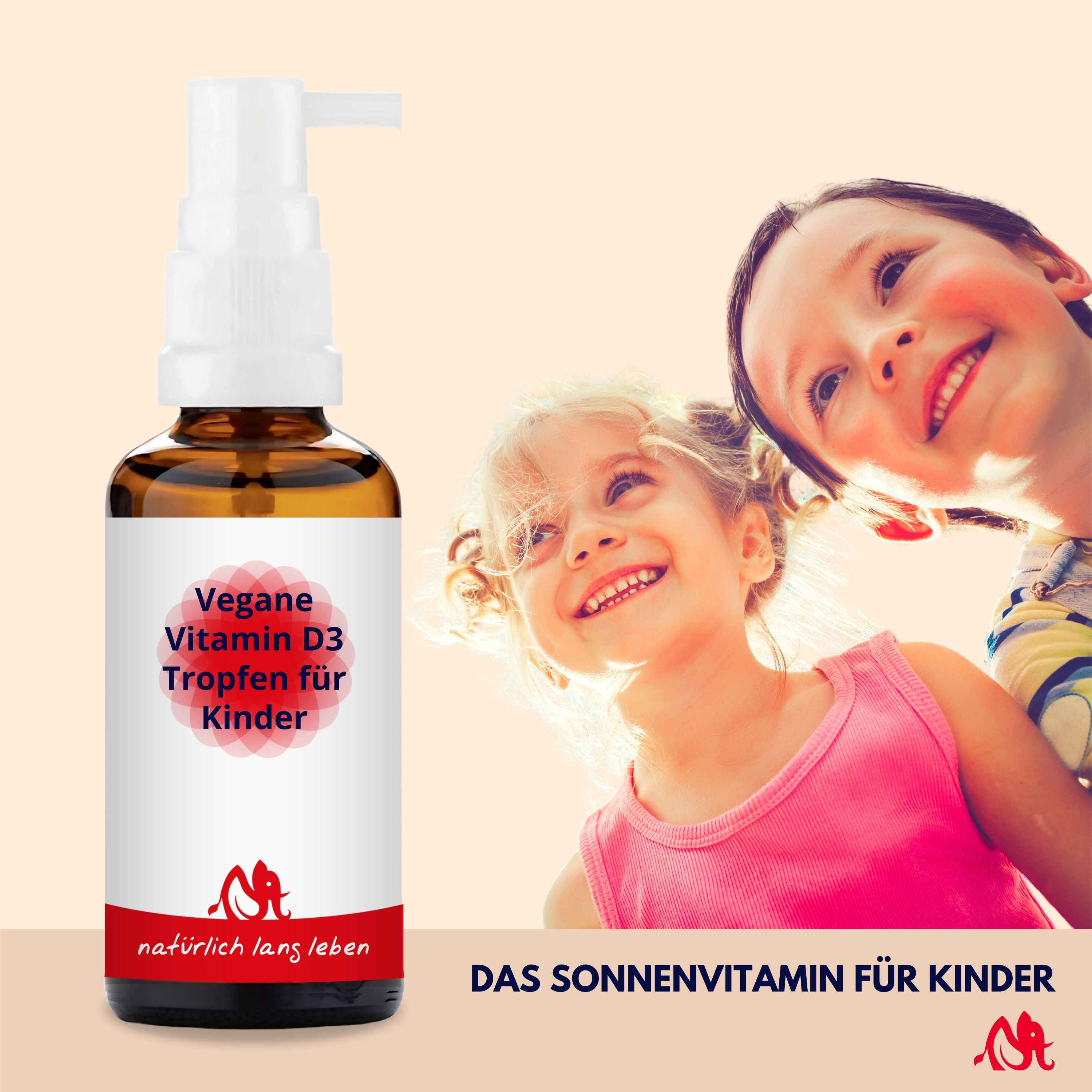 Braune Glasflasche mit weißem Pumpaufsatz. Etikett mit rotem Band und Schriftzug: Vegane Vitamin D3 Tropfen für Kinder. Logo. Kinder lächeln.