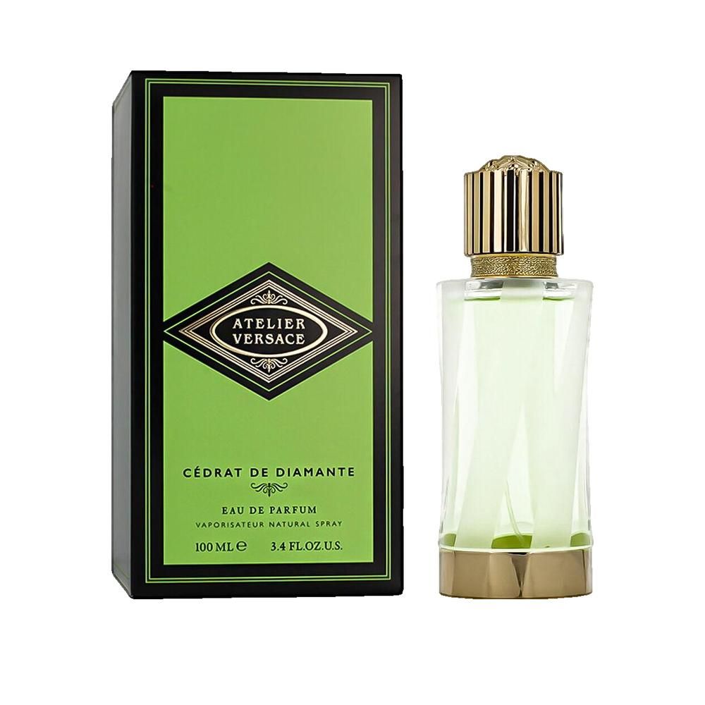 Parfümflakon neben grüner Schachtel. Flakon mit goldener Kappe. Schachtel mit Text: Cédrat de Diamante, Atelier Versace, 100 ml.