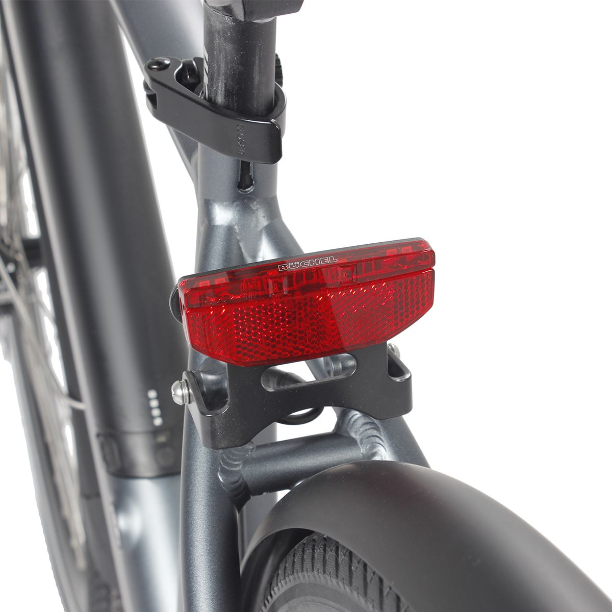 Rücklicht am grauen E-Bike. Rotes, rechteckiges Licht. Schwarzer Halter. Kotflügel und Rahmen sichtbar.