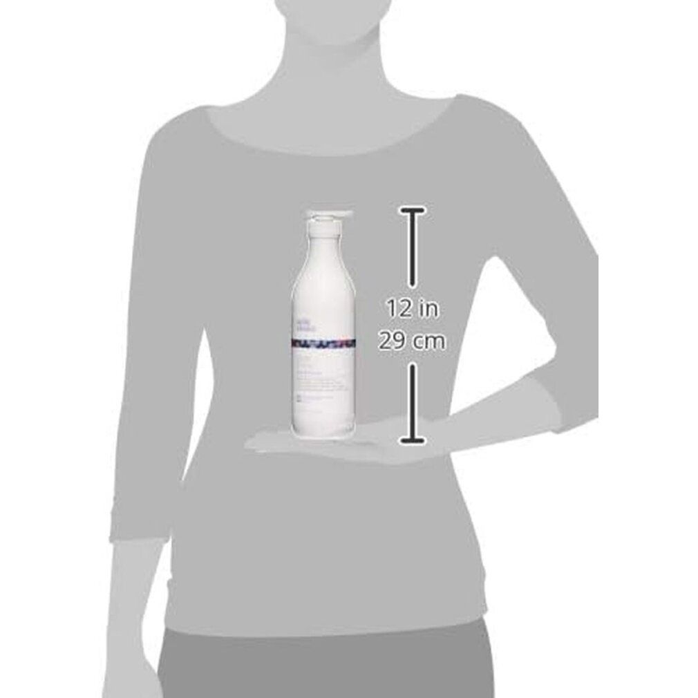 Person hält Shampoo-Flasche. Flasche: milk_shake, Silver Shine light shampoo. Maße: 29 cm hoch, 12 in breit.