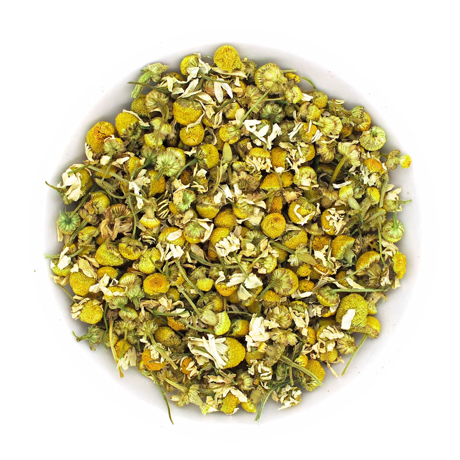 Nahaufnahme von getrockneten Kamillenblüten in einer weißen Schale. Blütenblätter und gelbe Blütenköpfe sind deutlich sichtbar.