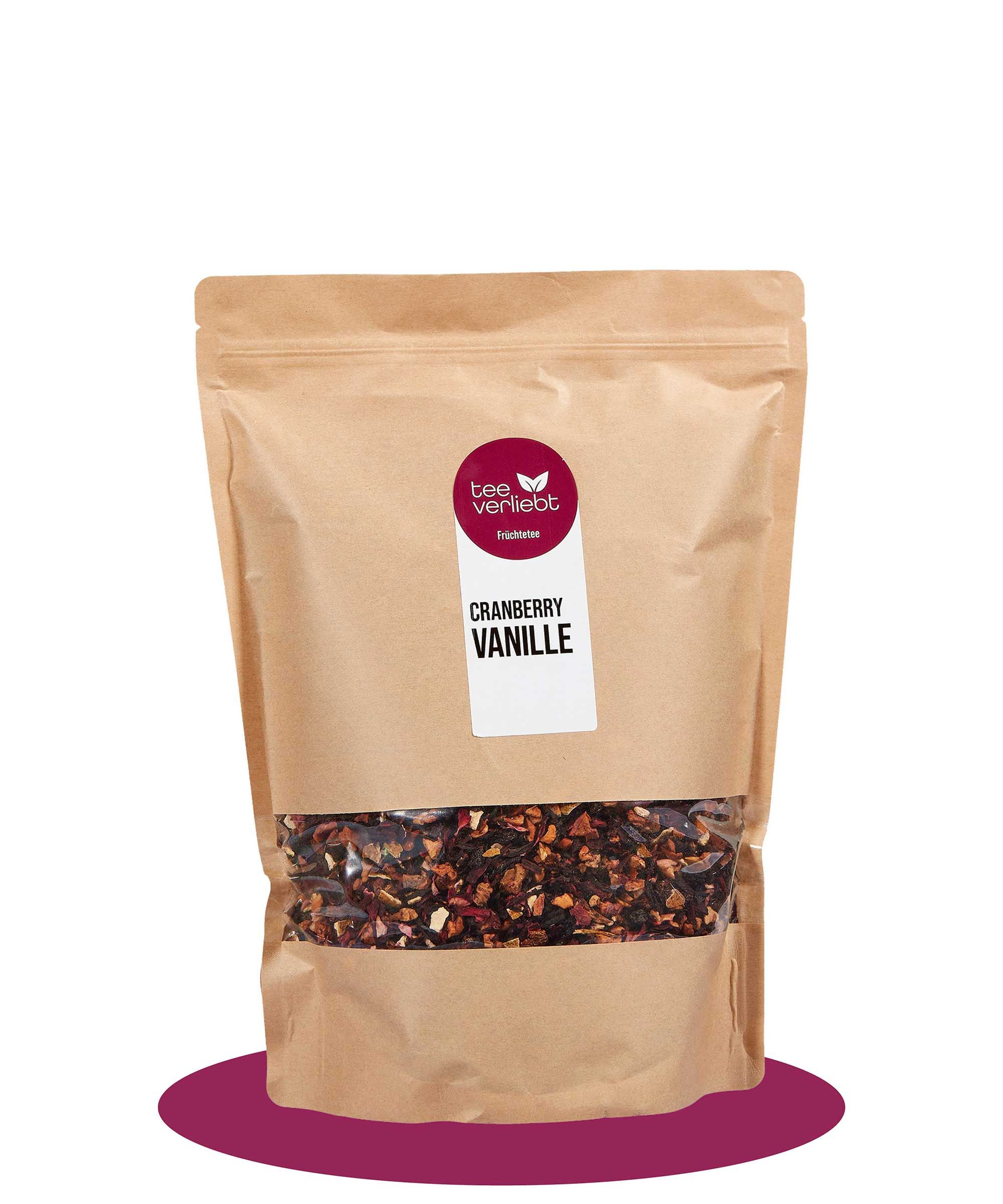 Beutel mit losem Früchtetee. Sichtfenster zeigt Inhalt. Aufkleber mit Logo und Schriftzug Cranberry Vanille.