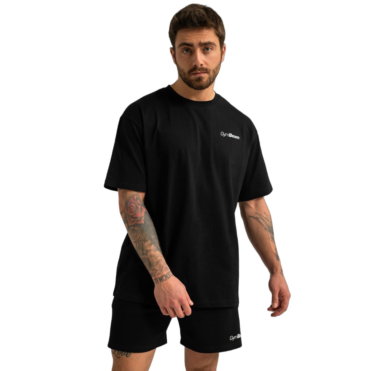 Mann trägt schwarze GymBeam Herren Shorts und T-Shirt.