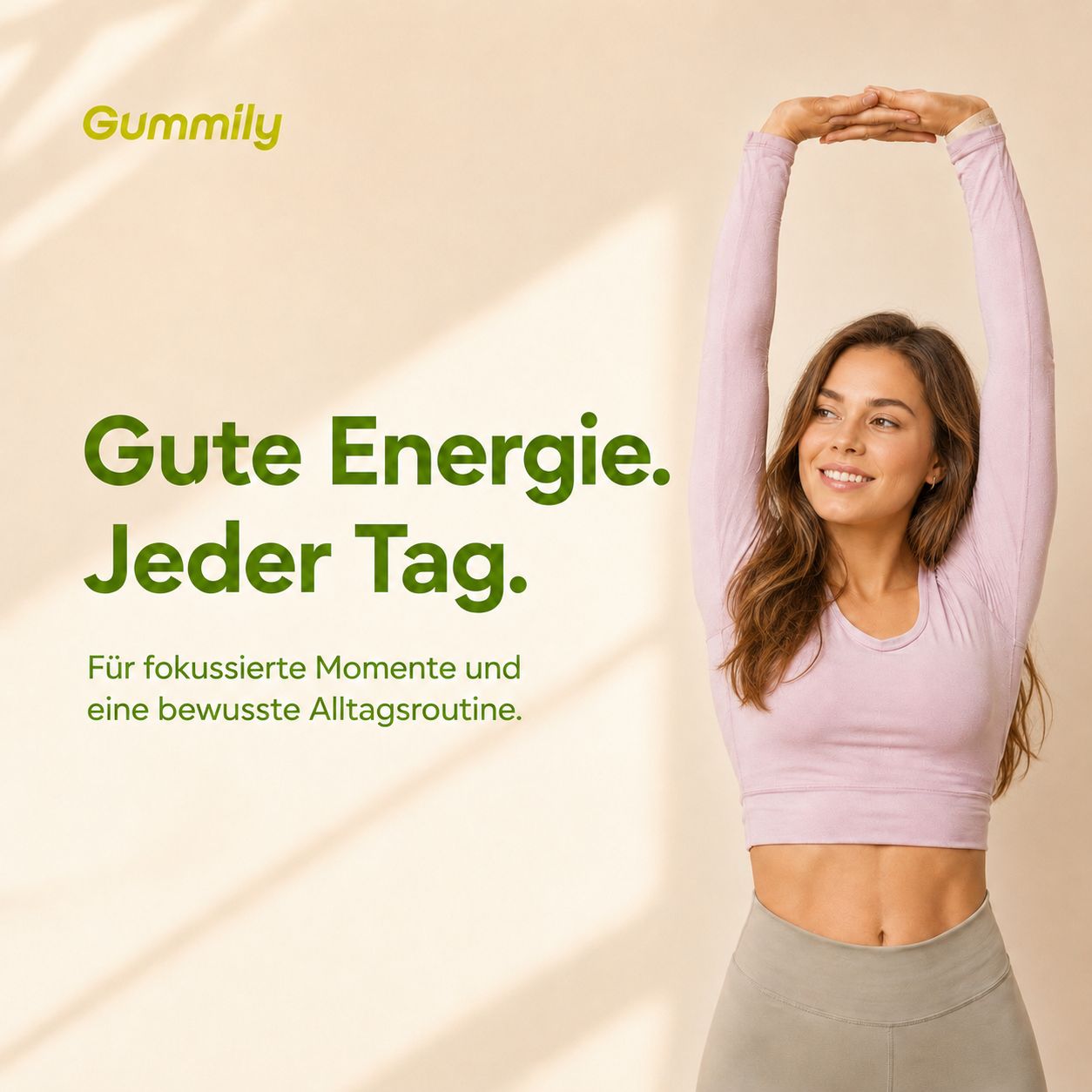 Frau mit erhobenen Armen, die Energie und Wohlbefinden ausstrahlt.
