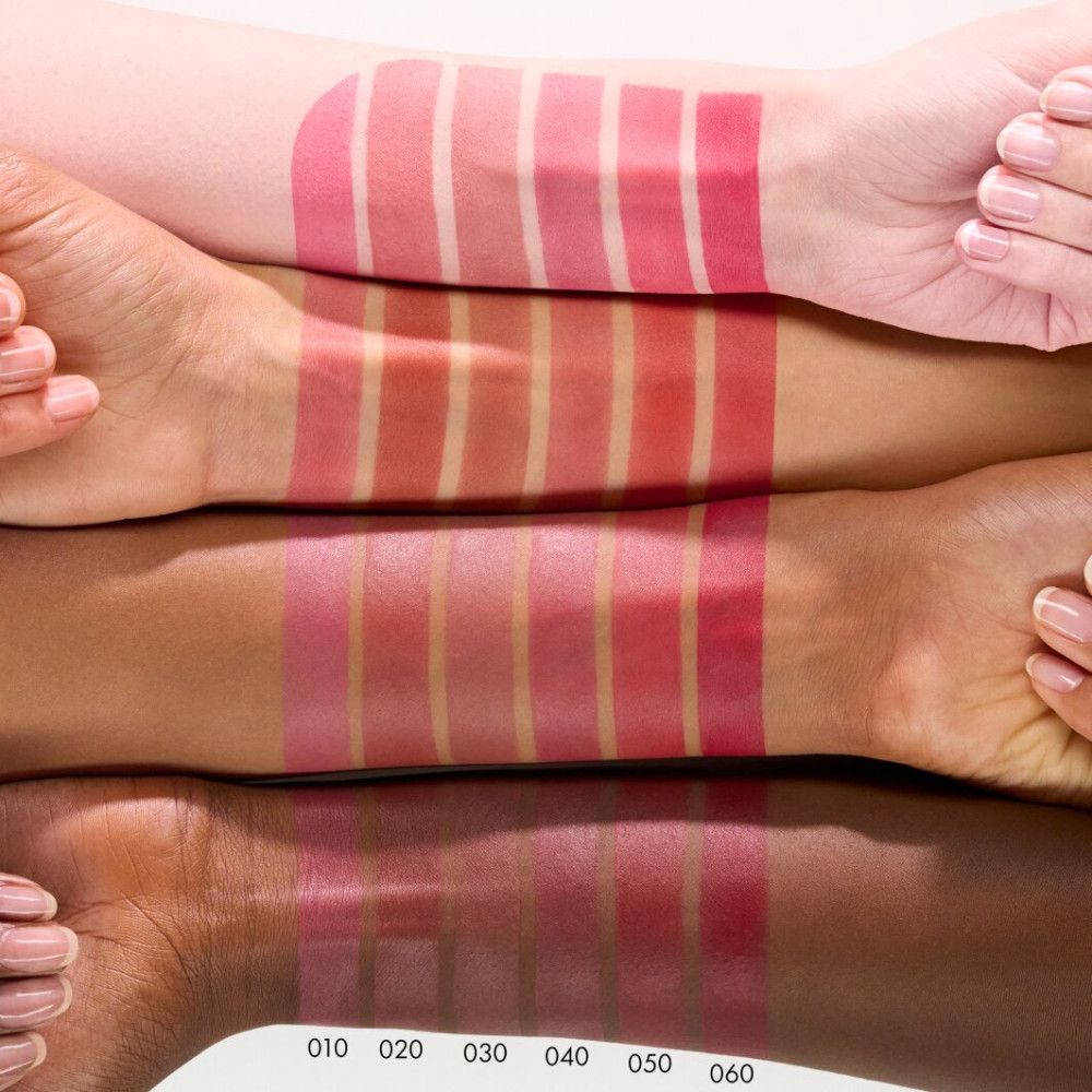 Mehrere Arme mit Lippenstift-Swatches in verschiedenen Rosatönen. Aufschrift: 010, 020, 030, 040, 050, 060.