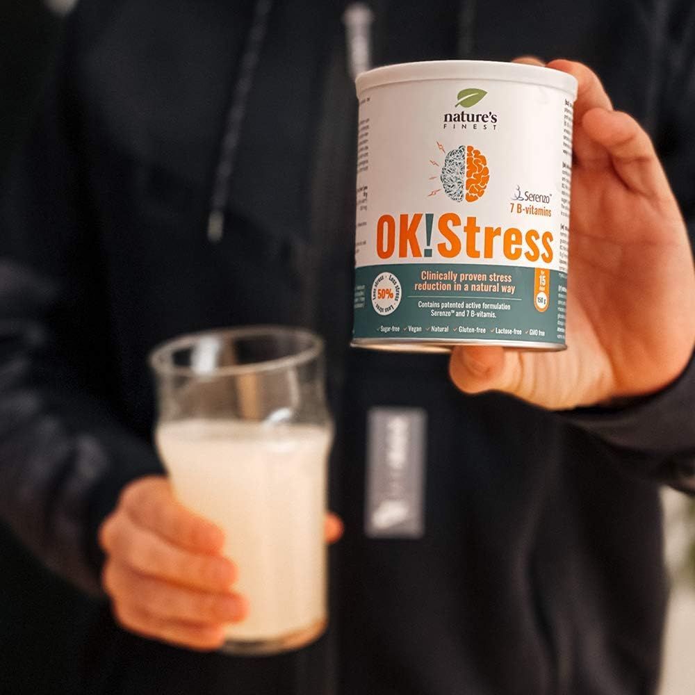 Person hält Dose OK!Stress und Glas. Aufschrift: Nature's Finest, OK!Stress, 7 B-Vitamine. Klinisch nachgewiesene Stressreduktion.