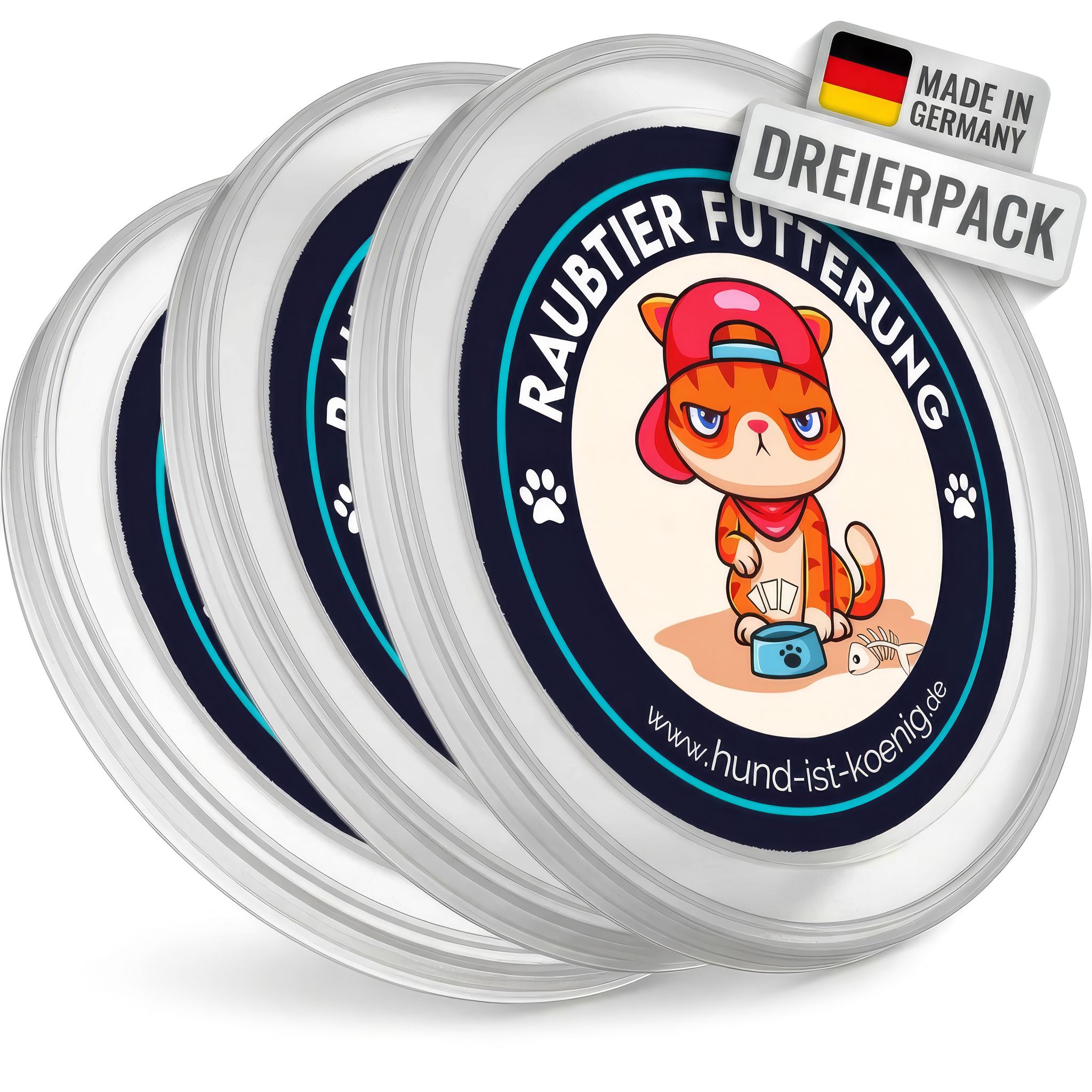 Drei weiße Deckel mit Aufdruck. Auf einem ist ein Cartoon-Kater mit roter Kappe abgebildet. Aufschrift: RAUBTIER FUTTERUNG.