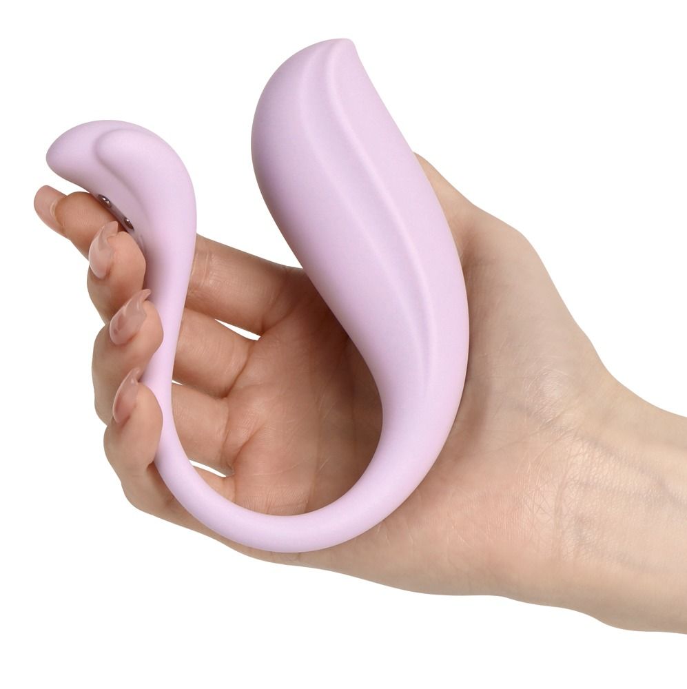 Hand hält lila Vibrator. Geschwungene Form, glatte Oberfläche. Ergonomisches Design.