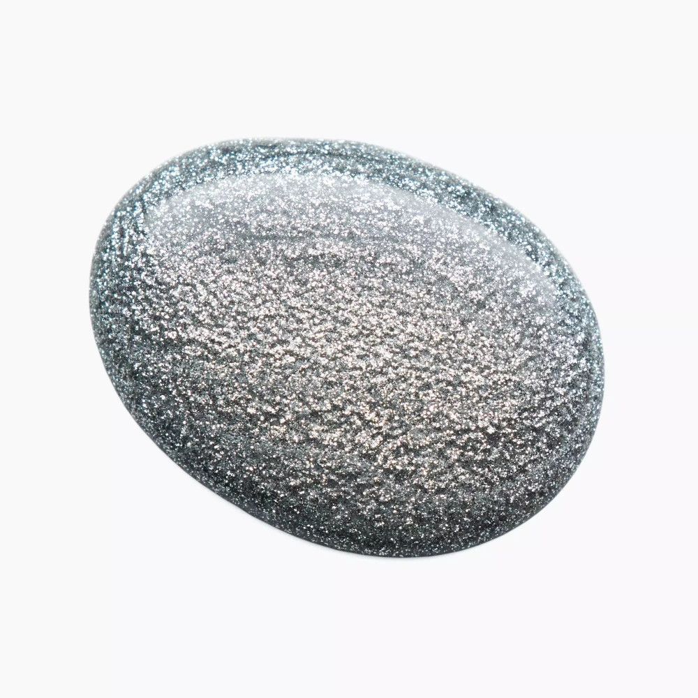 Silberner Nagellack-Tropfen auf weißem Hintergrund. Oberfläche strukturiert.