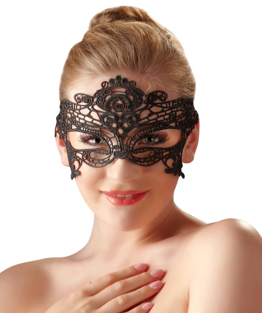 Schwarze Augenmaske aus Spitze. Frau trägt die Maske. Nahaufnahme.