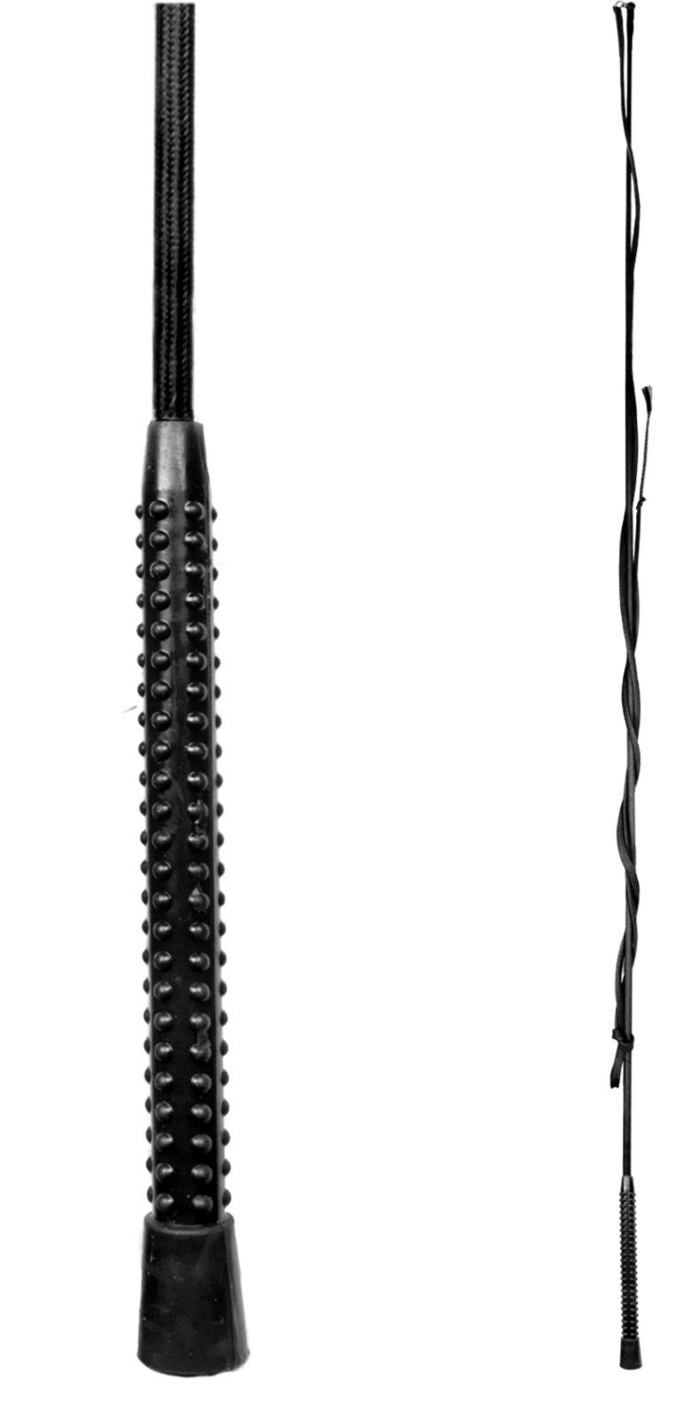 Schwarze Longierpeitsche mit geriffeltem Griff. Detailaufnahme auf weißem Hintergrund.