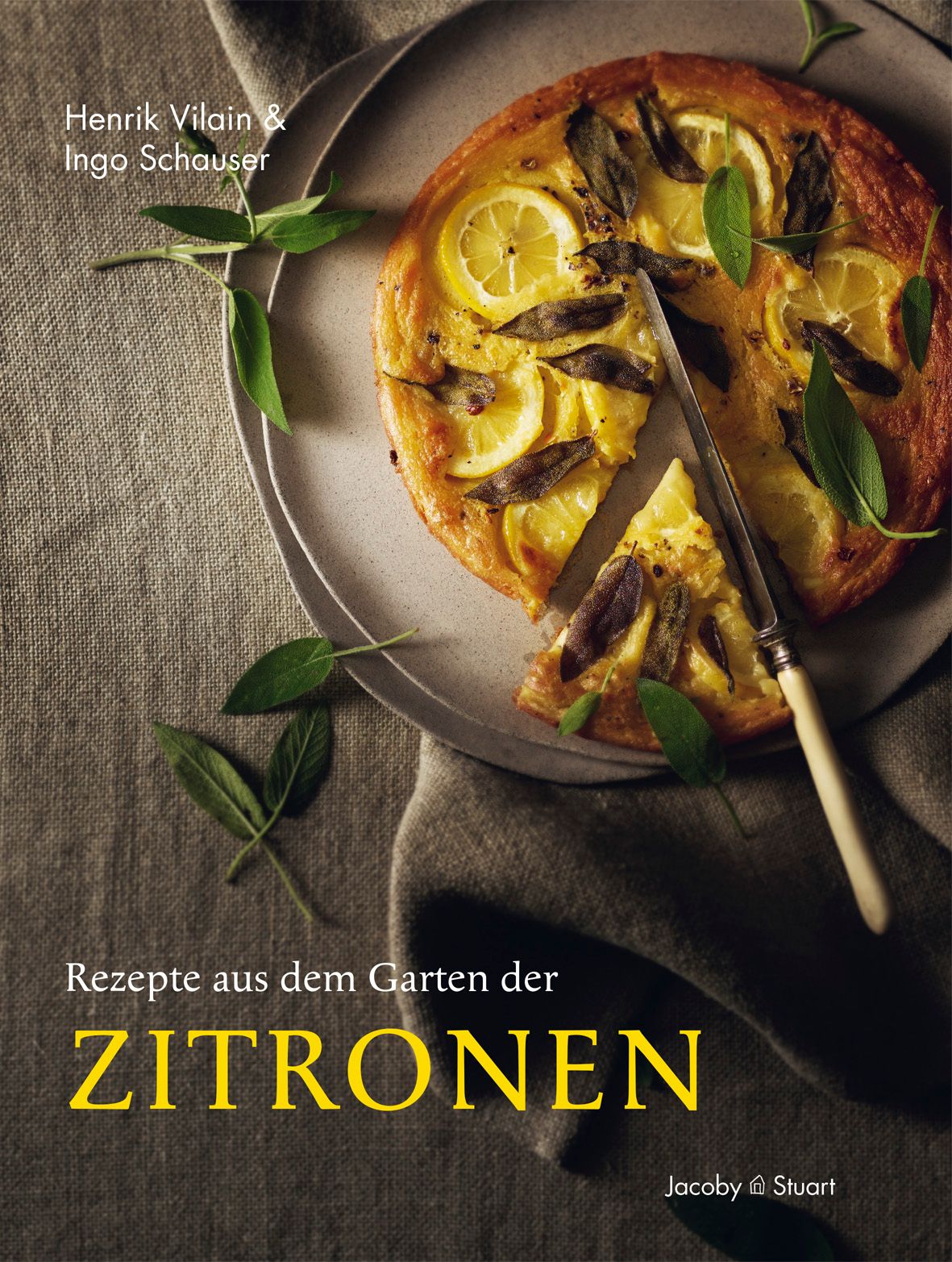 Buchcover mit Titel: Rezepte aus dem Garten der Zitronen. Autoren: Henrik Vilain & Ingo Schauser. Auf einem Teller, Kuchen mit Zitronen.