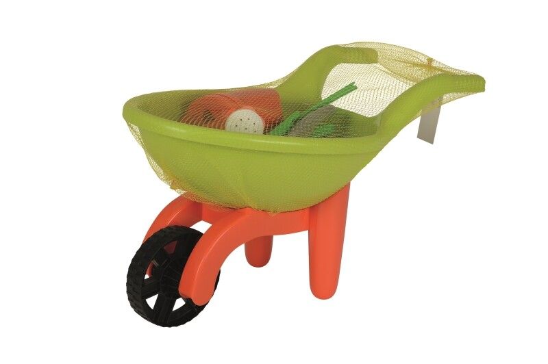 Grüne Schubkarre mit orangefarbenem Gestell, schwarzem Rad und Gartenwerkzeug. Mit Netz verpackt.