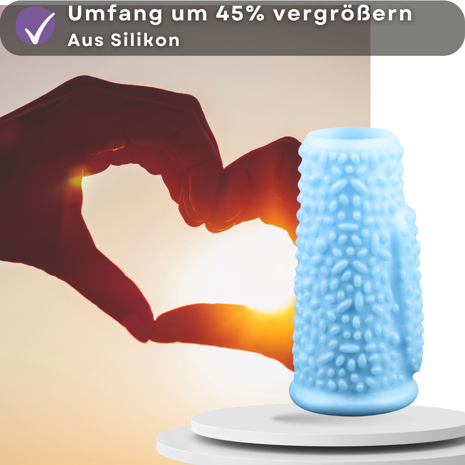 Blaue Penishülle mit Noppen. Text: Umfang um 45% vergrößern, aus Silikon. Produkt auf Podest.