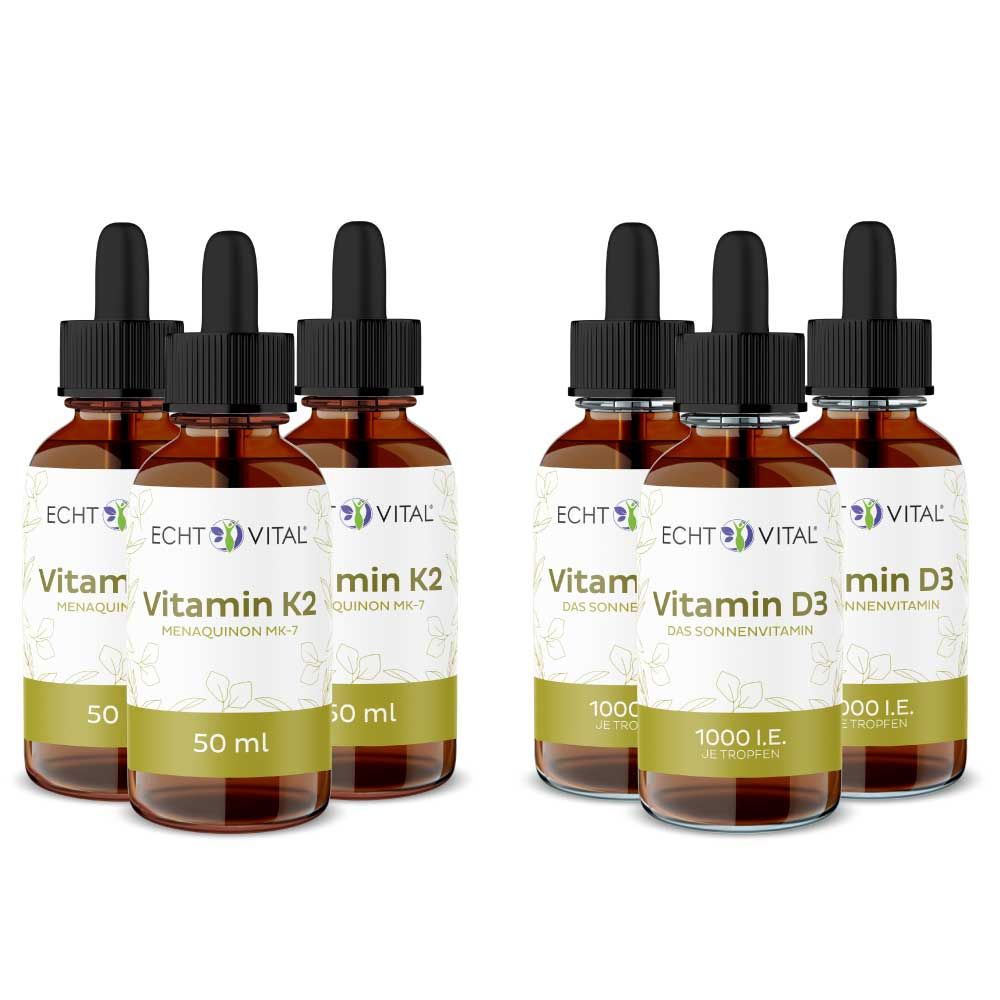 Mehrere Flaschen Echt Vital Vitamin K2 + D3 Liquid. Braunglasflaschen mit Pipettenaufsatz. Aufschrift: Vitamin K2, Vitamin D3, 50 ml, 1000 I.E.