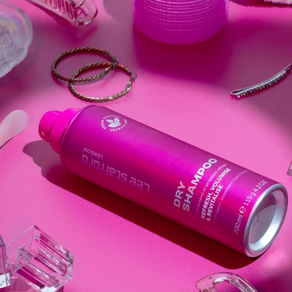 Rosa Trockenshampoo-Dose. Aufschrift: LEE STAFFORD LONDON, DRY SHAMPOO, REFRESH, VOLUMISE & REVITALISE. Vegan-Siegel.