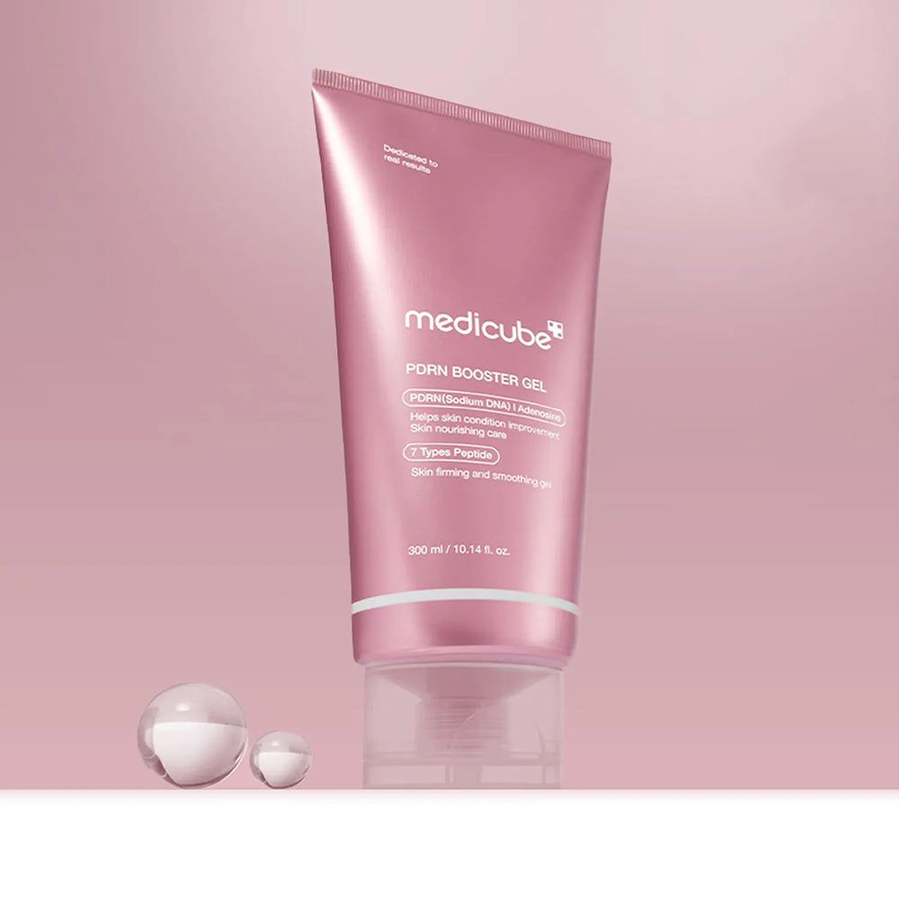 Rosa Tube MEDICUBE PDRN Booster Gel. Text und Logo. Transparenter Verschluss. Kugeln.