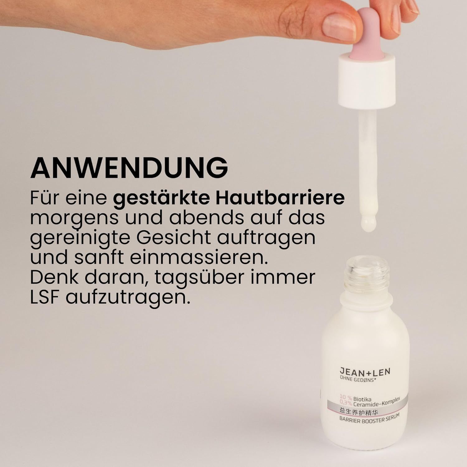 Hand hält Pipette über Flasche. Text: Jean & Len, Barrier Booster Serum. Anwendung: Morgens und abends auf das Gesicht auftragen.