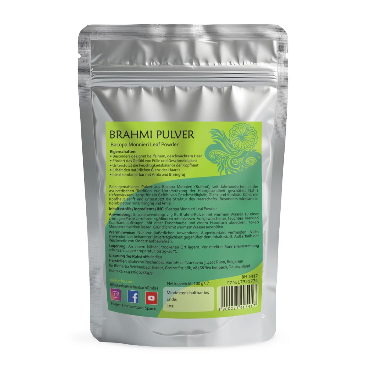 Silberfarbene Tüte mit grünem Etikett. Text: Brahmi Pulver, Bacopa Monnieri Leaf Powder. Details und Inhaltsstoffe. Mindesthaltbarkeit.