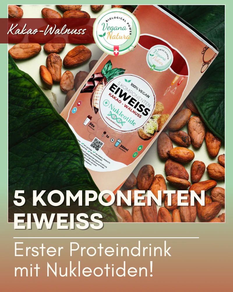 Beutel mit Text: 100% vegan, 5 Komponenten Eiweiß, Kakao-Walnuss, Nukleotide. Logo: Vegana Natura. Mit Kakaobohnen und Text: Erster Proteindrink mit Nukleotiden!