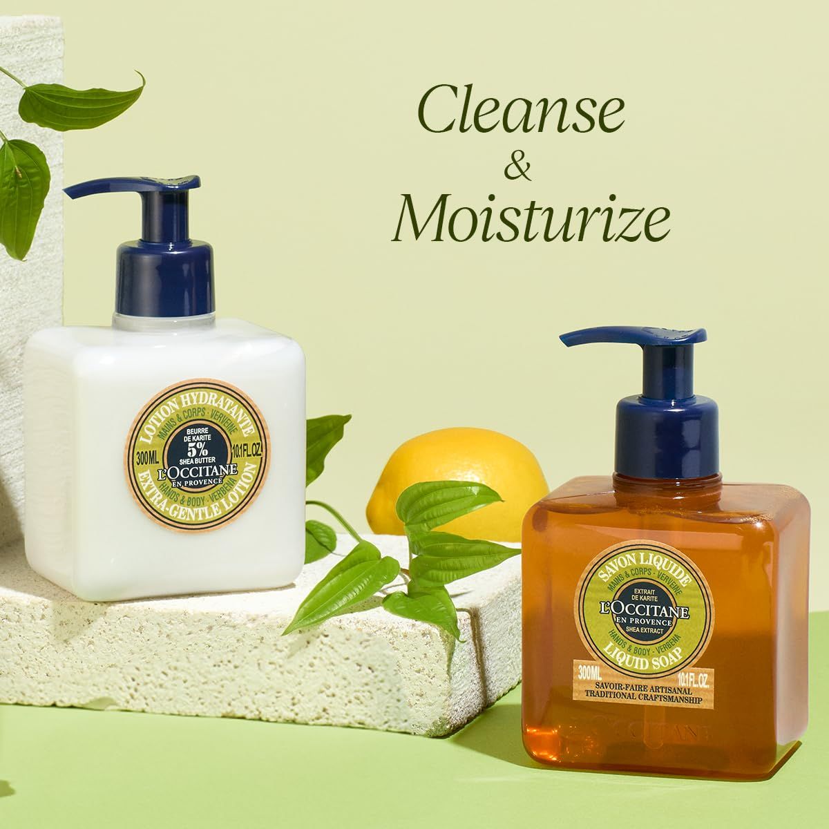 Zwei Flaschen Flüssigseife und Lotion. Eine gelbe und eine weiße Flasche mit Pumpverschluss. Zitrone und Blätter im Hintergrund.