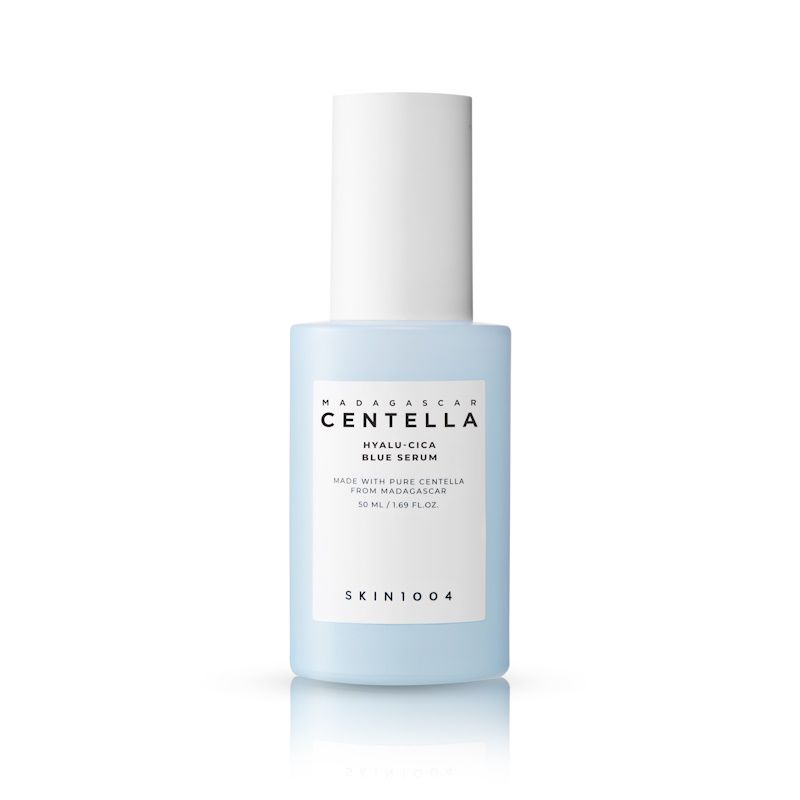 Hellblaues Serumfläschchen mit weißem Deckel. Beschriftung: MADAGASCAR CENTELLA HYALU-CICA BLUE SERUM. Marke SKIN1004.
