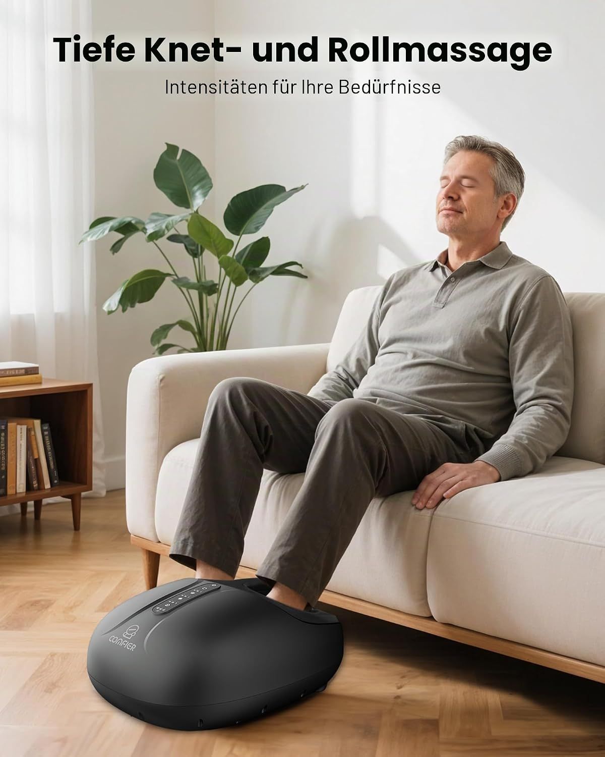 Mann entspannt sich bei tiefer Knet- und Rollmassage der Füße.